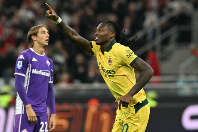 Selebrasi Rafael Leao usai mencetak gol ke gawang Fiorentina yang membawa AC Milan menang 2-1 di pentas Liga Italia Serie A. (Foto: AFP)