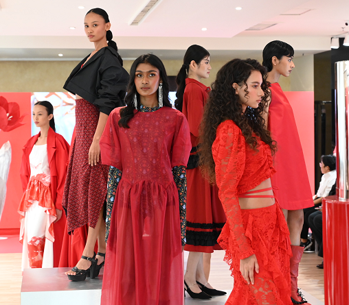 9 Desainer Perempuan Inspiratif Lawan Ageism di Fashion Presentation JFW 2026 X POND's