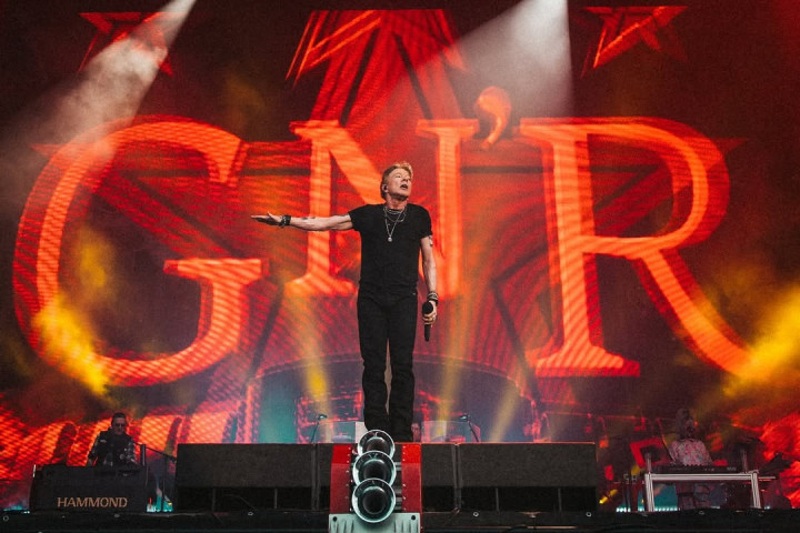 Axl Rose Ngamuk, Lempar Mic dan Tendang Drumkit Milik Drummer Baru GNR