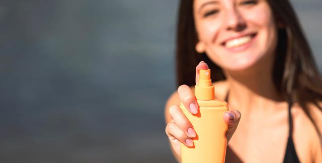 5 Rekomendasi Sunscreen Spray Lokal yang Mudah Dibawa!
