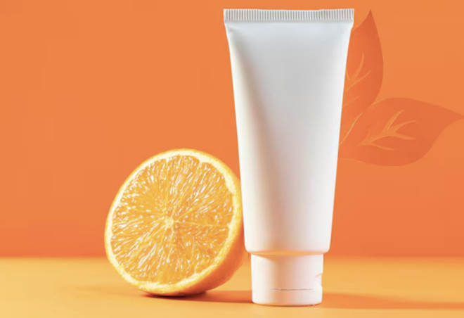 Sunscreen yang mengandung vitamin C adalah produk yang menggabungkan perlindungan UV dari sinar matahari dengan manfaat pencerah dari vitamin C. Ilustrasi Freepik