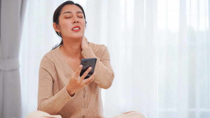 Terlalu Lama Main HP Bisa Bikin Kepala Pusing, Ini Penjelasan Ilmiahnya