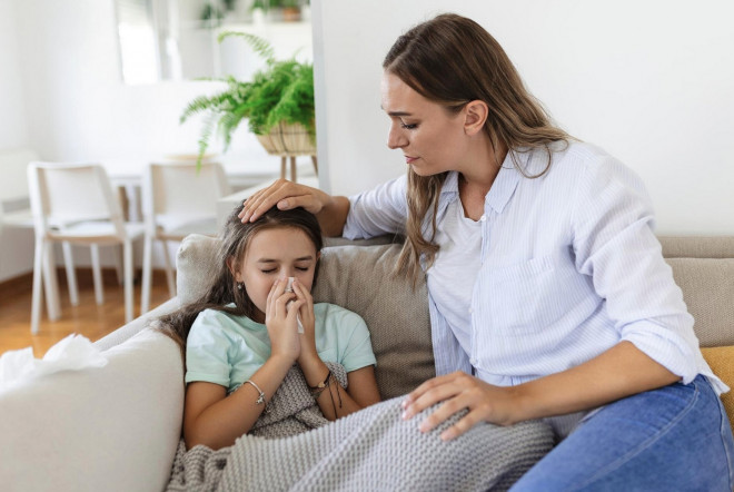 Jika anak batuk atau bersin, pastikan menggunakan tisu sekali pakai dan segera dibuang. Ilustrasi Freepik