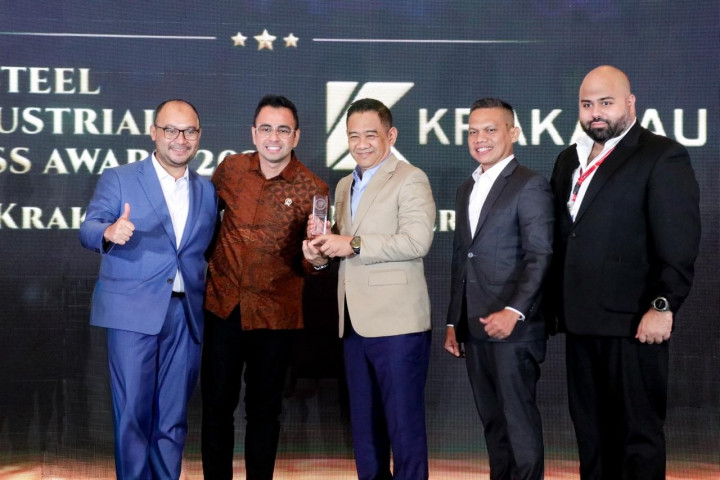 Dirut Krakatau Steel Raih Leadership Excellence Award 2025