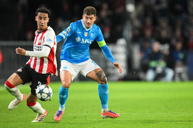 Suasana laga PSV vs Napoli. (Foto: NICOLAS TUCAT / AFP)