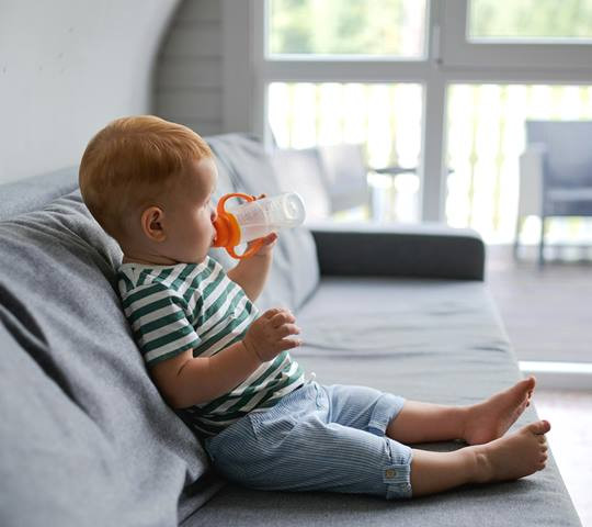 Apakah Bayi Boleh Diberi Jus, Air, atau Obat Pencahar Saat Sembelit?