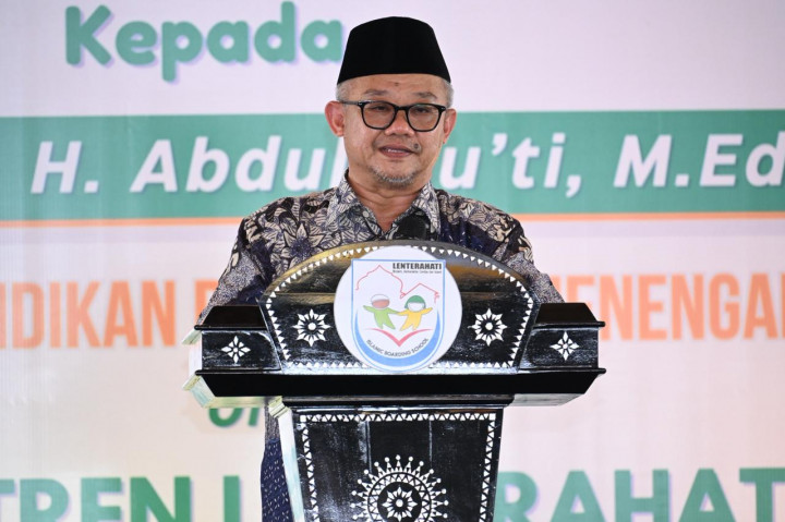 Hari Santri 2025, Mendikdasmen Raih Penghargaan YAI Menteri
