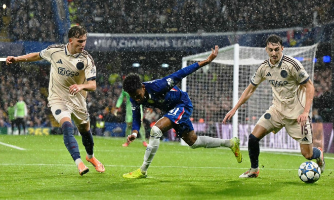 Estevao Willian (tengah) dikepung bek-bek Ajax Amsterdam-Foto; GLYN KIRK / AFP