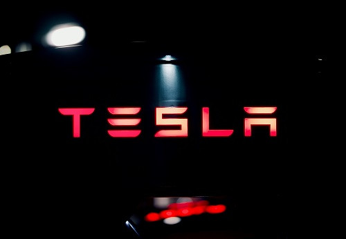 Laba Tesla Turun Meskipun Penjualan Mencapai Rekor