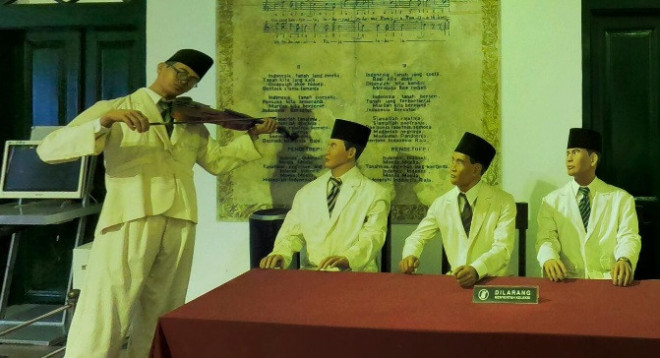 Dorama suasana saat Wage Rudolf Supratman memperdengarkan lagu “Indonesia” di Kongres Pemuda Kedua. DOK Laman Museum Sumpah Pemuda