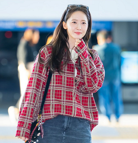 Gaya Kasual Feminin OOTD Airport Yoona saat Liburan ke Vietnam, Bisa Ditiru!