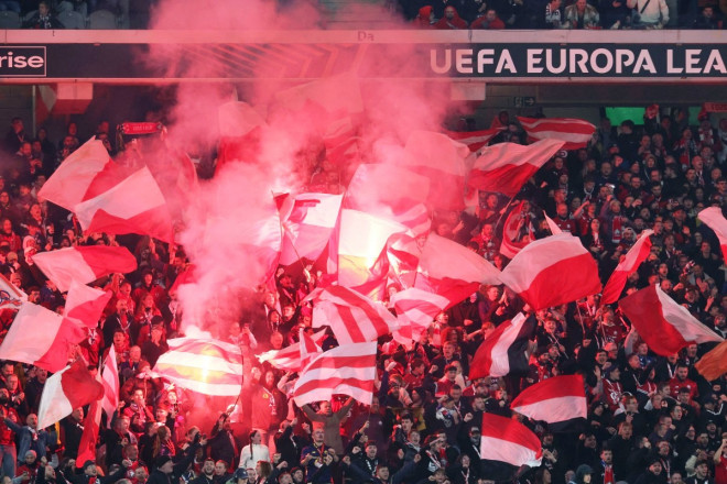 Suasana penonton di pertandingan Liga Europa-Foto AFP