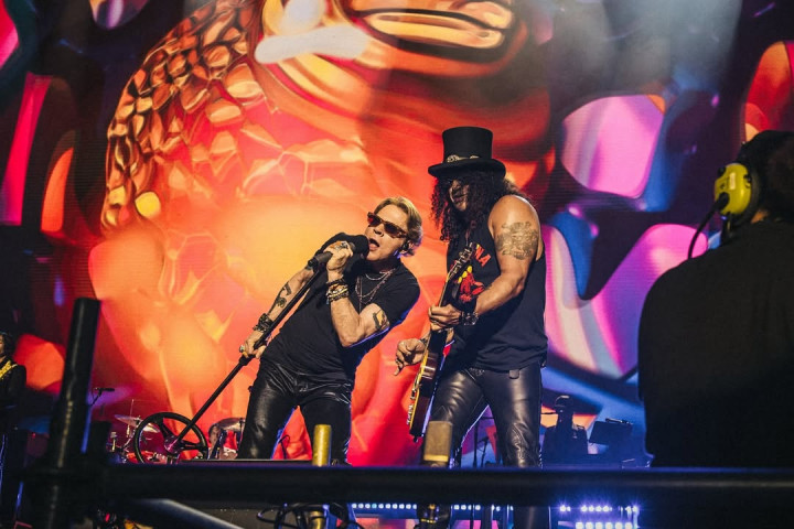 Guns N’ Roses Buka Suara Soal Axl Rose Ngamuk di Atas Panggung Sampai Lempar Mic