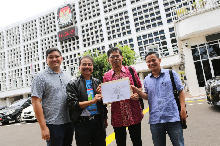 ​Roy Suryo Sambangi KPU Jakarta Bawa Salinan Ijazah Joko Widodo