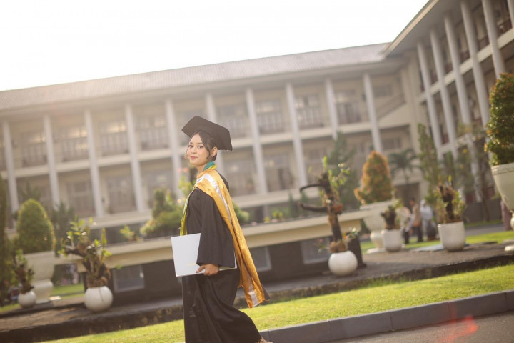 Lulus S2 di Usia 22 Tahun 6 Bulan, Amanda Eka Lupita Jadi Lulusan Termuda di Wisuda UGM