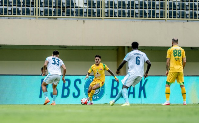 Diwarnai 3 Kartu Merah, PSBS Biak vs Persebaya Berakhir Imbang