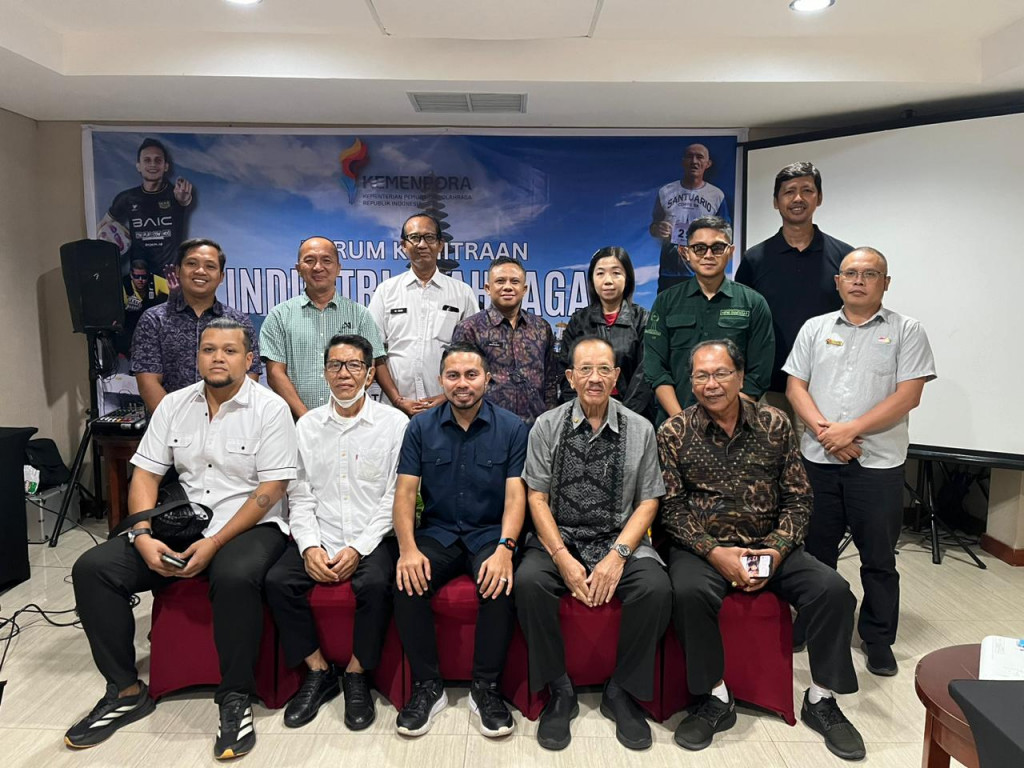 Sesi foto bersama kegiatan Forum Kemitraan Industri Olahraga yang digelar oleh Deputi Bidang Pengembangan Industri Olahraga Kemenpora di Hotel Atanaya, Kuta, Selasa (15/10). (Foto: Dok. Kemenpora)