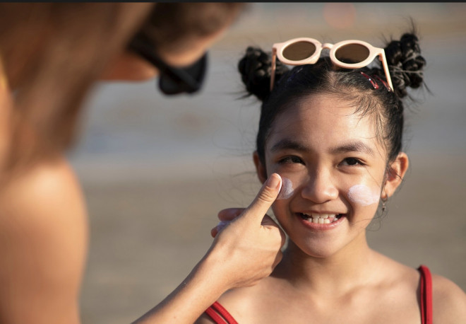 Sunscreen harus dipilih berdasarkan usia anak, jenis kulit, dan aktivitas harian mereka dengan mempertimbangkan faktor seperti SPF. Ilustrasi Freepik