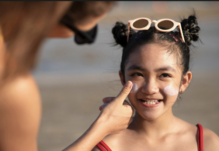 4 Rekomendasi Sunscreen untuk Anak yang Efektif Lindungi Si Kecil