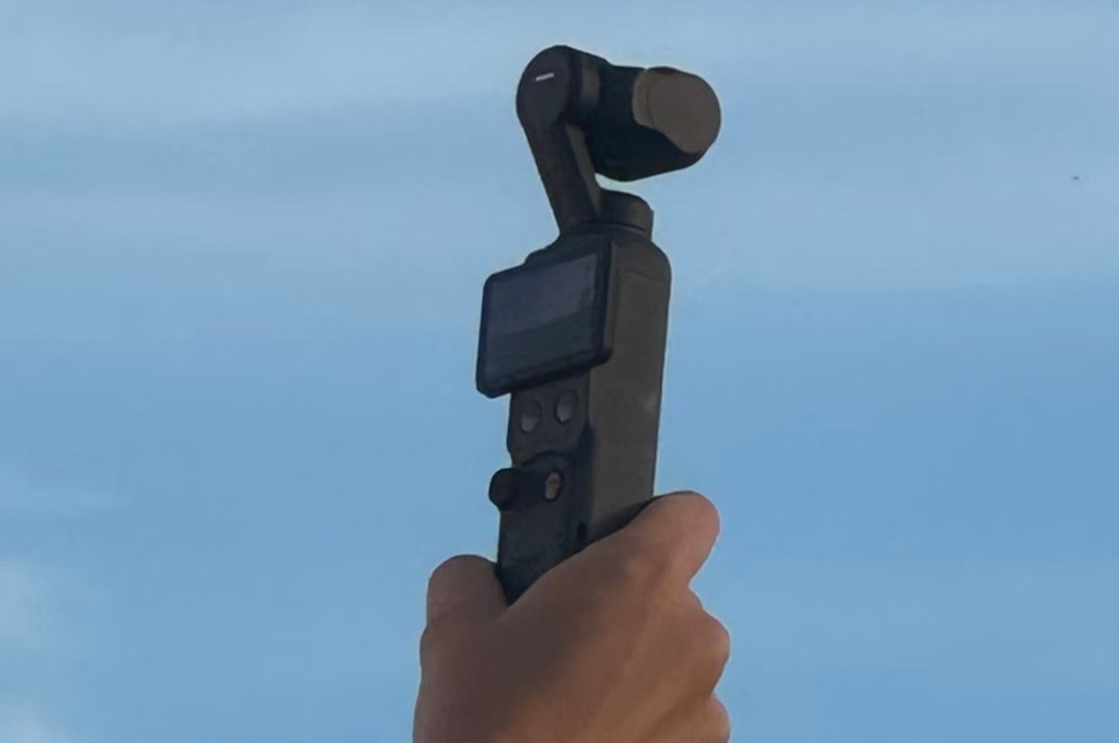 Bocoran promo foto DJI Osmo Pocket 4 tampak dengan tombol baru dan dual-kamera potensial.