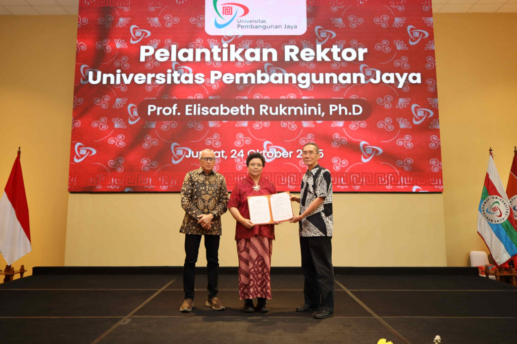 Presiden UPJ Frans Satyaki Sunito , Rektor UPJ Elisabeth Rukmini, Ketua Pengurus Yayasan Pendidikan Jaya Okky Dharmosetio.