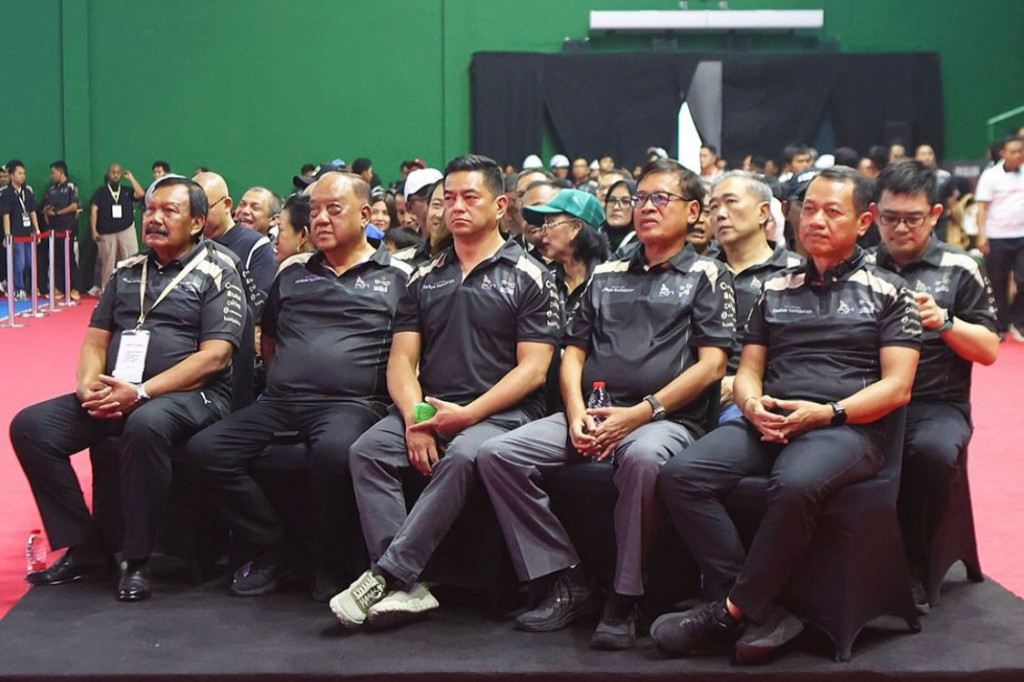 Seremoni pembukaan PON Bela Diri ini dihadiri sejumlah tokoh penting seperti Deputi II Kemenpora Bidang Pengembangan Industri Olahraga Raden Isnanta, Ketua KONI Pusat Letjen TNI (Purn) Marciano Norman dan Bupati Kudus Sam’ani Intakoris. (Foto: Istimewa)