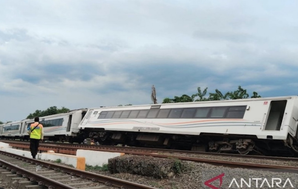 Dua gerbong paling belakang dari rangkaian kereta tersebut dilaporkan keluar lintasan rel. Dok. Antara
