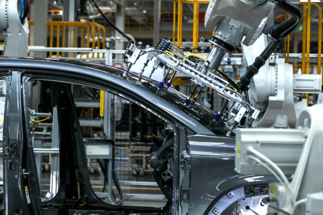 Changan Digital Intelligent Factory merupakan hasil kolaborasi tiga raksasa teknologi: Changan Automobile, China Unicom, dan Huawei. Changan