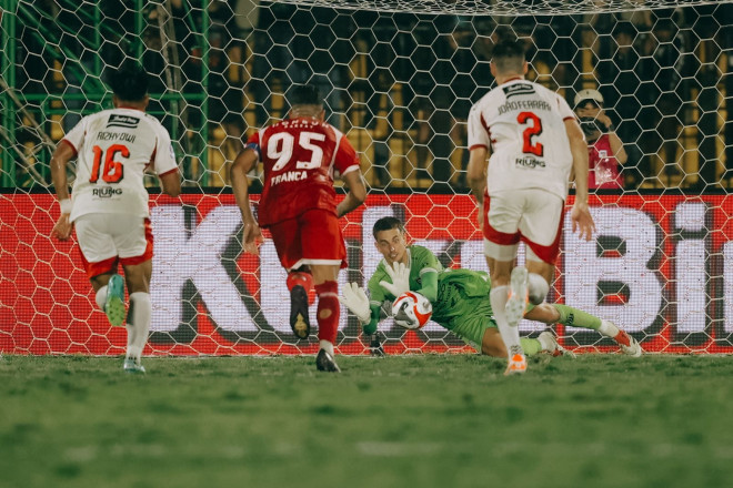 Kiper Bali Hauptmeijer bermain bagus-Foto Baliutd.com.