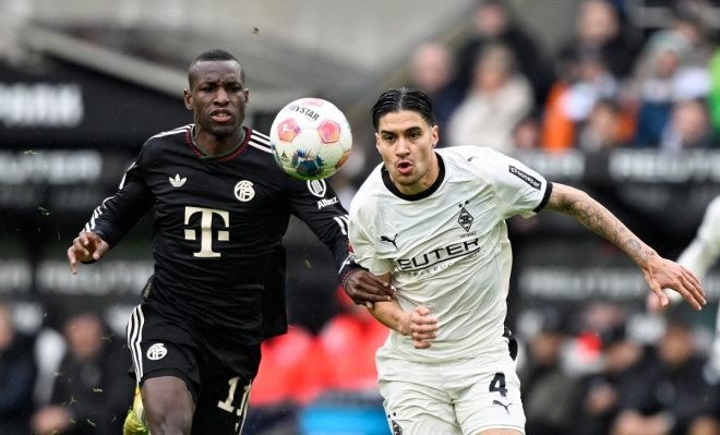 Bek Borussia Monchengladbach, Kevin Diks, berduel dengan penyerang Bayern Munchen, Nicolas Jackson (AFP/Ina Fassbender)