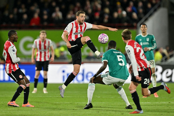 Gelandang Brentford, Jordan Henderson, berusaha menguasai bola meski ditekan pemain Liverpool (AFP/Glyn Kirk)