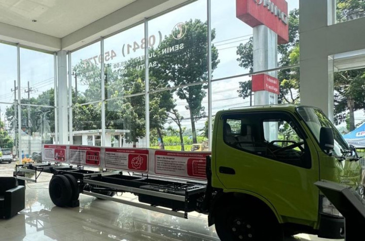 Hino 300 - 136 MDLR Penuhi Kebutuhan Logistik & Ekspedisi Di Jawa Timur
