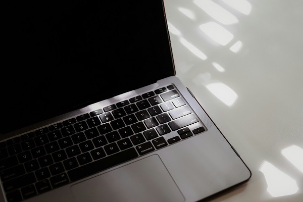 Laptop sebagai salah satu alat elektronik yang menjadi jaminan seseorang ketika butuh uang. Foto: Unsplash.
