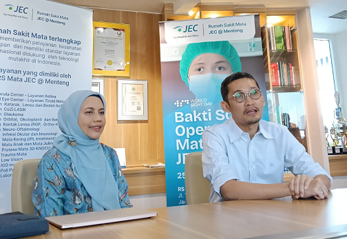 Dr. Ni Retno Setyoningrum, SpM(K), MMedEdu dan DR. dr. Soefiandi Soedarman, SpM(K) dalam peringatan World Sight Day 2025  di JEC @Menteng. (Foto: Dok. Yuni)