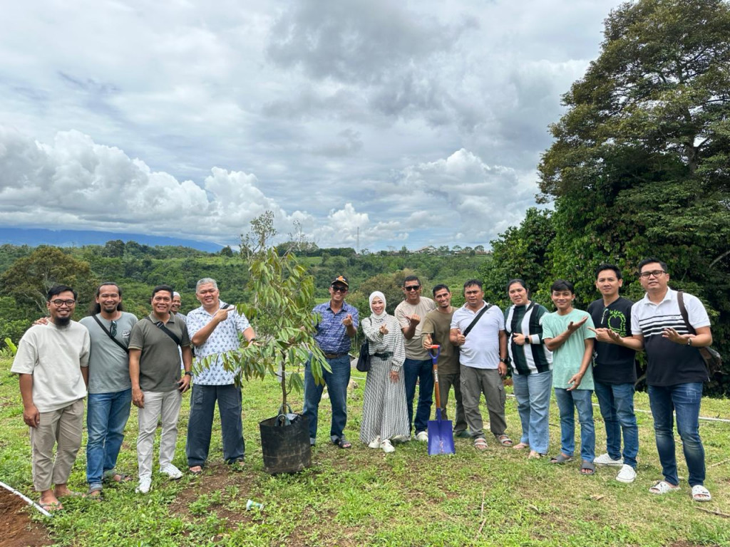 CAAIP mengajak warga menanam 200 pohon durian di lahan luas yang bisa dimanfaatkan untuk membangkitkan perekonomian warga..