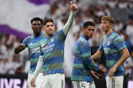 Sesi pemanasan para pemain Real Madrid. (Oscar DEL POZO / AFP)