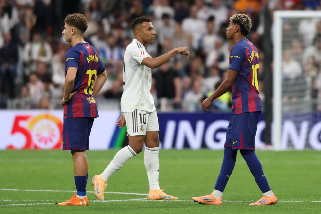Penyerang Real Madrid, Kylian Mbappe, melakukan selebrasi usai membobol gawang Barcelona (AFP/Oscar Del Pozo)