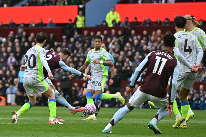 Bek Aston Villa, Matty Cash, mencetak gol ke gawang Manchester City (AFP/Justin Tallis)