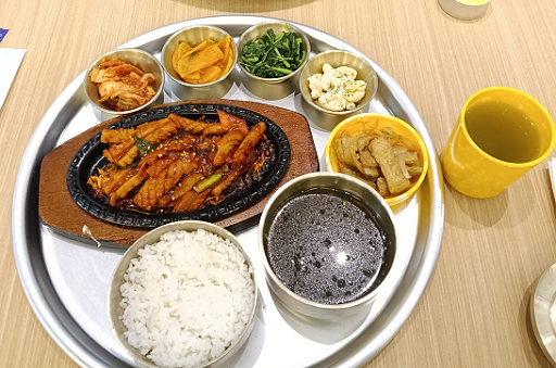 Satu set sajian menu rumahan autentik ala Korea Selatan di 88 Seoul. (Foto: Dok. Yuni)