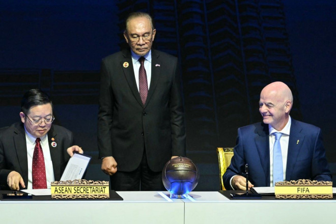 Presiden FIFA Gianni Infantino (kanan) bersama Sekretaris Jenderal ASEAN Kao Kim Hourn, yang disaksikan Ketua ASEAN, Perdana Menteri Malaysia Dato Seri Anwar Bin Ibrahim. (Foto: AFP/Arif Kartono)