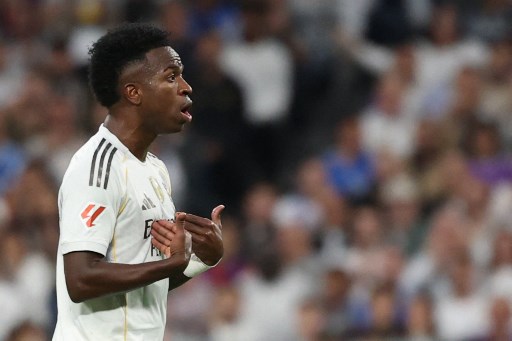 Reaksi Vinicius Junior ketika digantikan oleh Rodrygo dalam laga Real Madrid vs Barcelona. (Oscar DEL POZO / AFP)