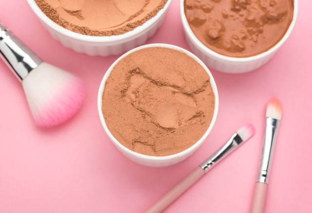 Samarkan Flek Hitam dengan 5 Pilihan Bedak Padat untuk Si 50 Tahun