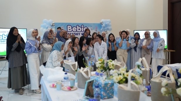 Pengunjung diajak keliling melihat proses produksi di pabrik.