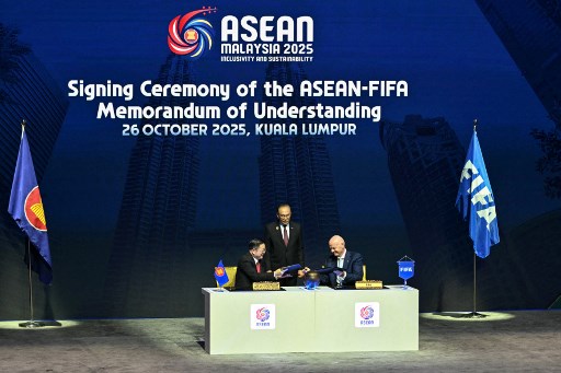 Presiden FIFA, Gianni Infantino, menandantangani MoU dengan ASEAN (AFP/Arif Kartono)
