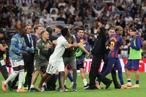 Laga El Clasico yang mempertemukan Real Madrid dan Barcelona berakhir ricuh (AFP/Oscar Del Pozo)