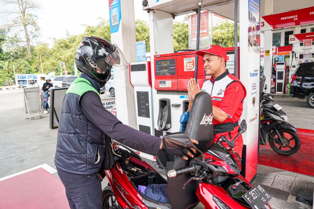 Pengemudi ojol mengisi BBM Pertamina. Foto: Dokumen Pertamina