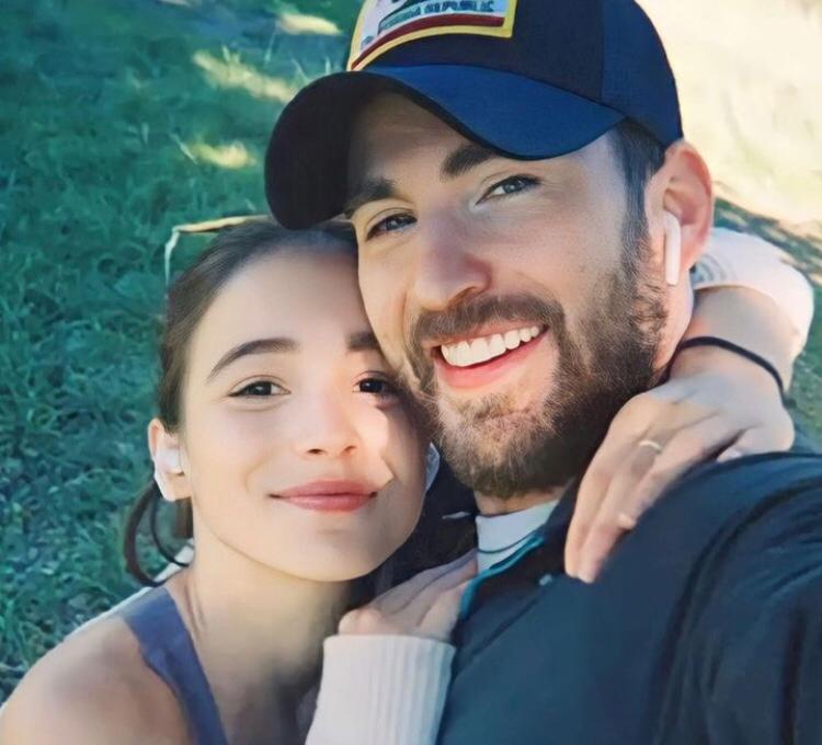 Chris Evans dan Alba Baptista (Foto: instagram)