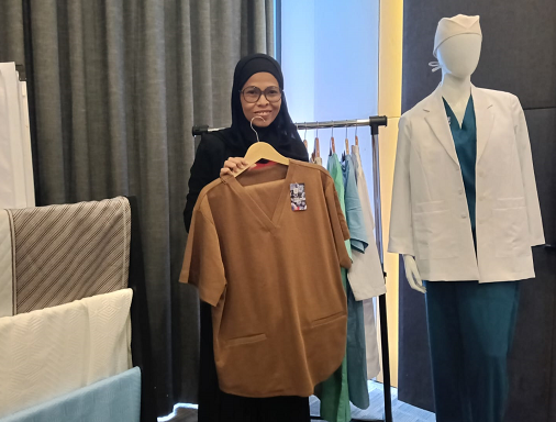 Dian Chrisna Murti, Founder & CEO Anagata Textile menunjukkan seragam medis berteknologi viroblock dari HeiQ. (Foto: Dok. Yuni)