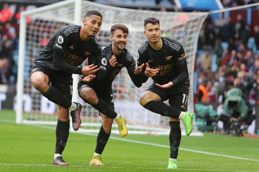 (kanan-kiri) Gabriel Martinelli, Fabio Vieira, dan William Saliba. (Foto: Geoff Caddick / AFP)