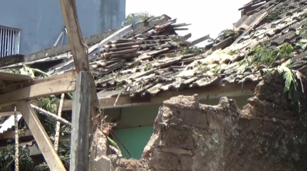Atap kamar asrama Ponpes Abdul Syeh Qodir Jailani ambruk. MTVN/Amaluddin